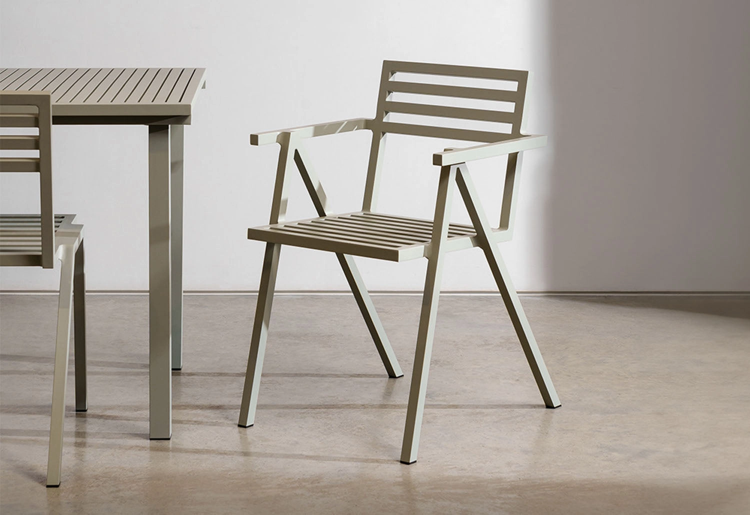 19 Outdoors Stacking Armchair