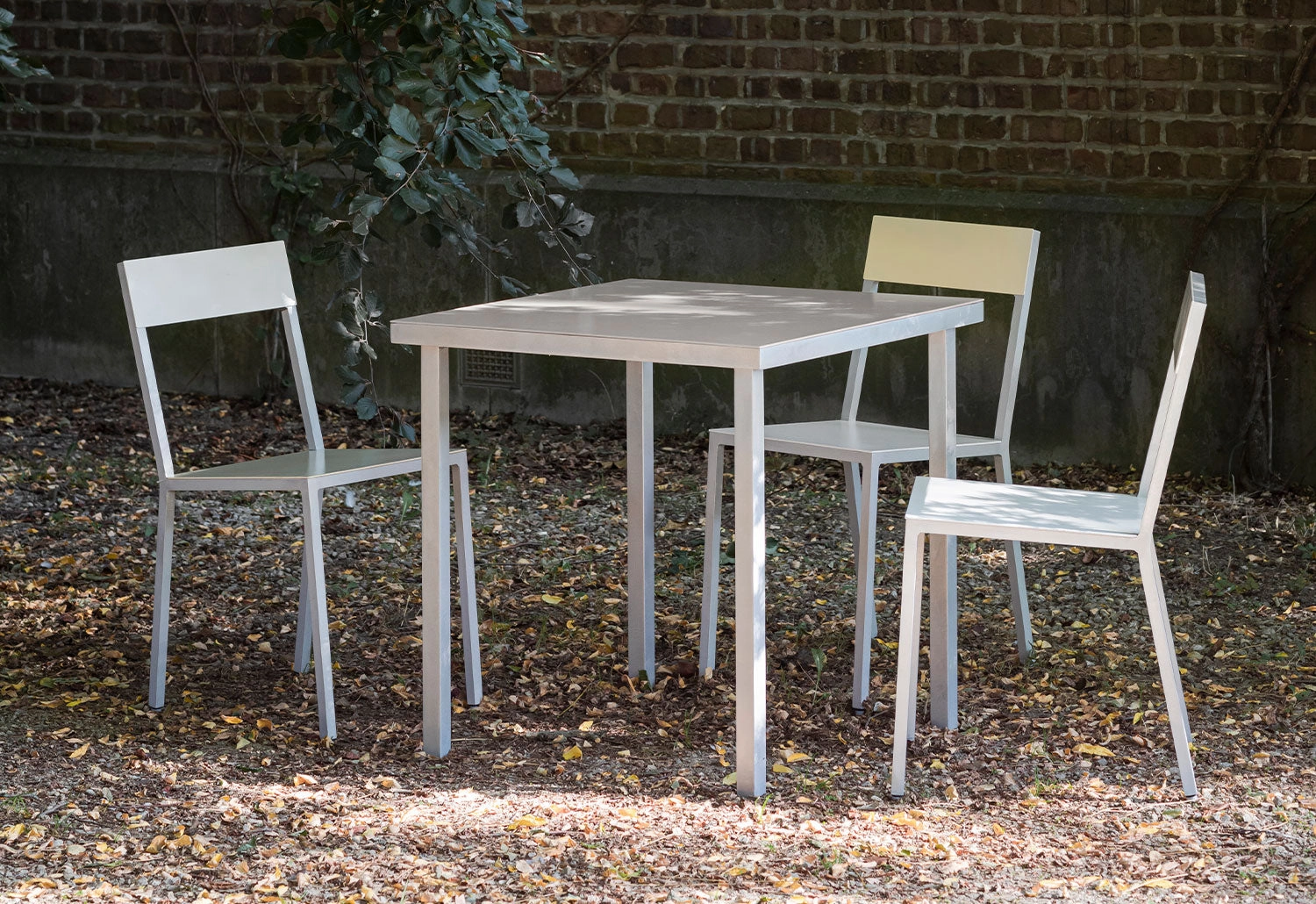 Alu Dining Table