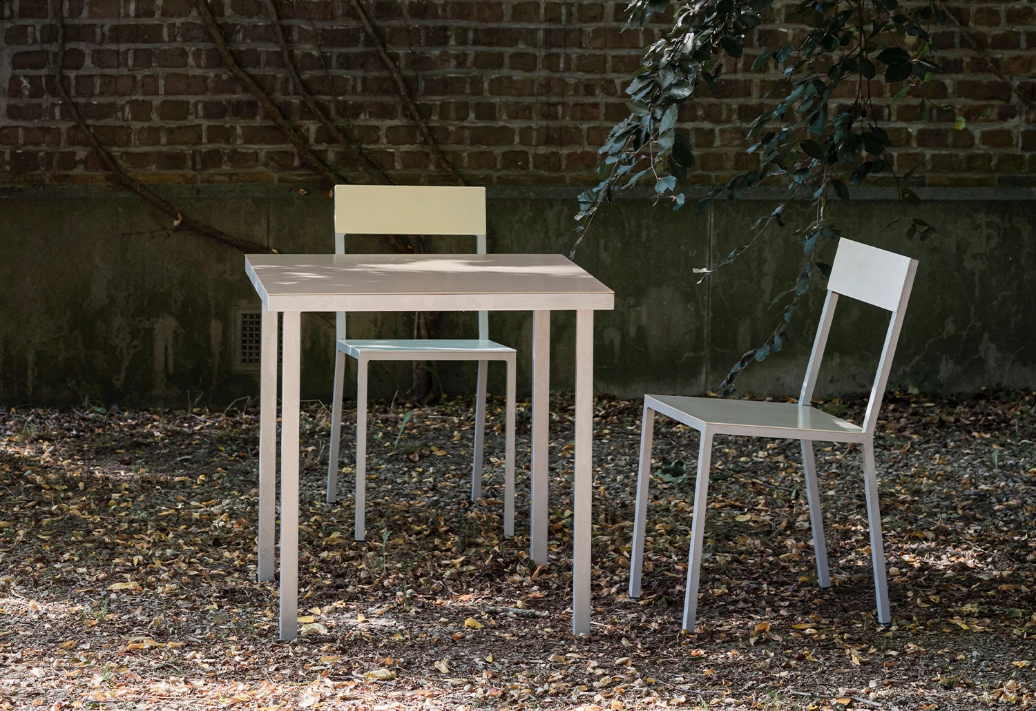 Alu Dining Table
