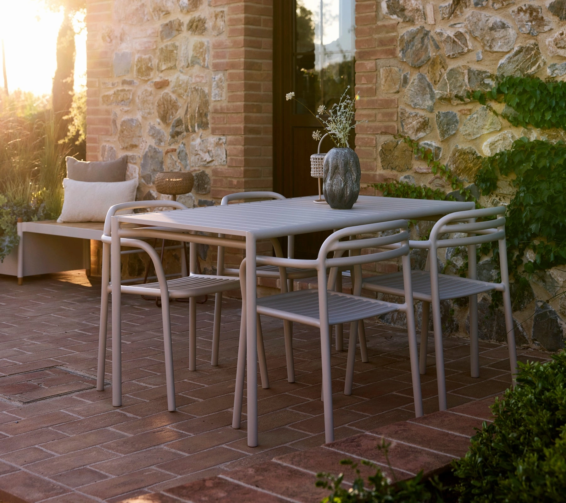 Bliss dining table rect. incl. 4 Bliss armchairs