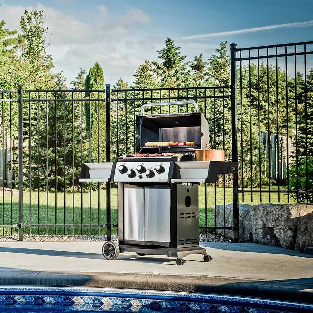 Broil King Signet 390 3-Burner Gas Grill