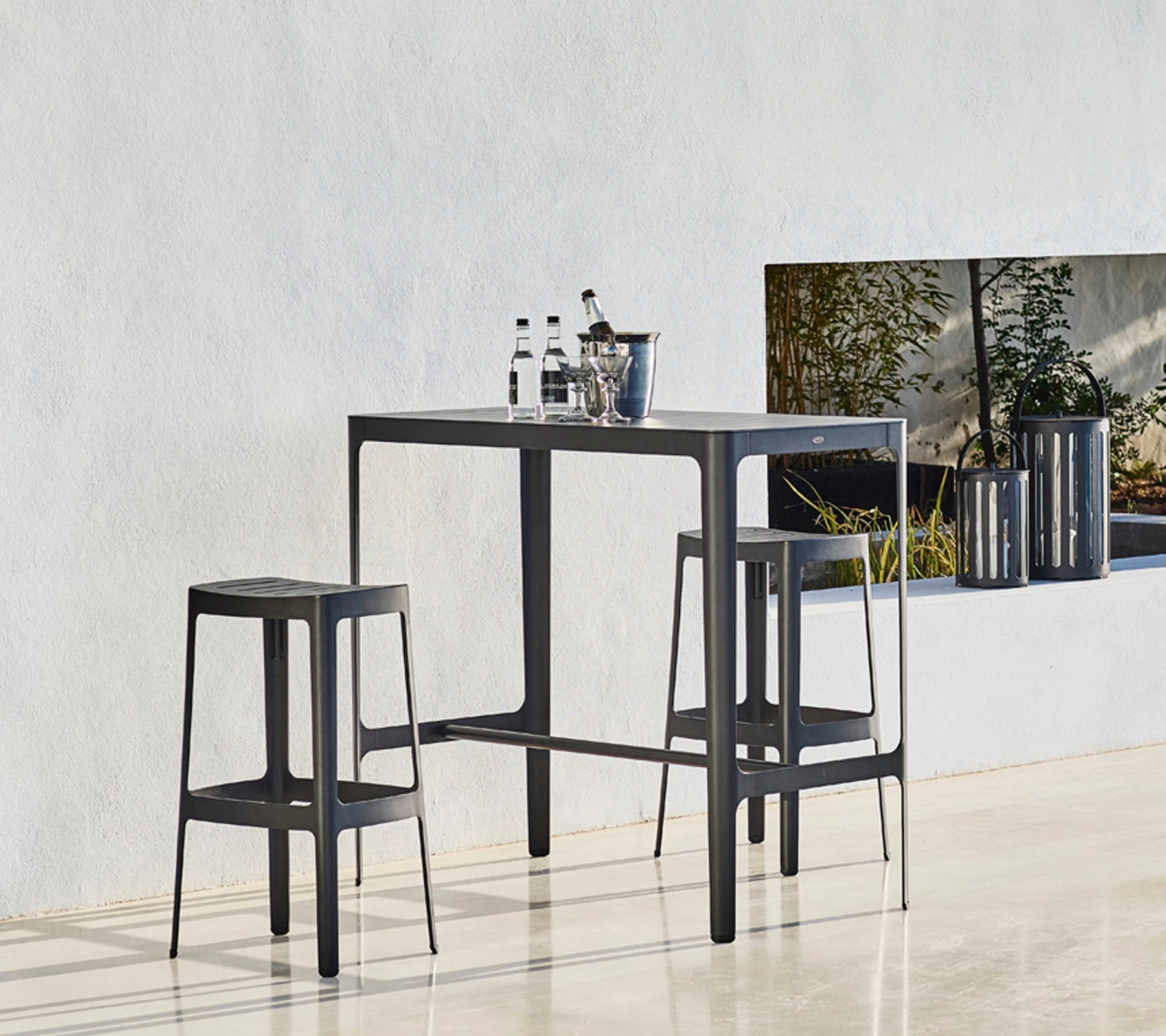 Cut bar chair
