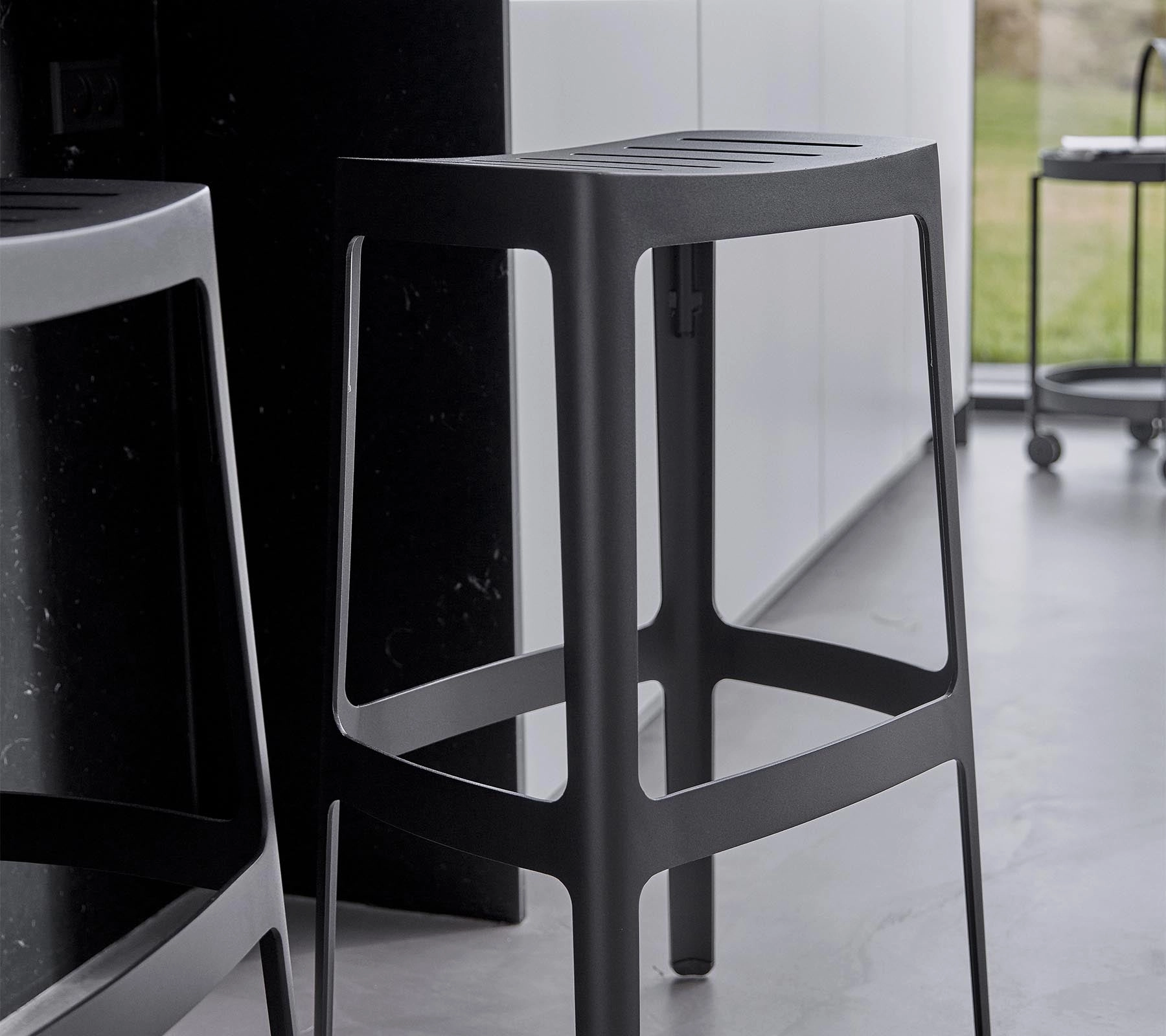 Cut bar chair