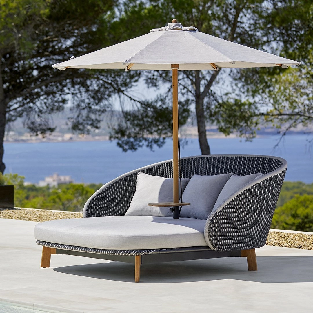 Peacock Outdoor Daybed w/ Table