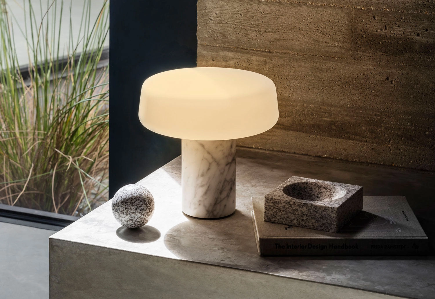 Solid Rechargeable Table Lamp