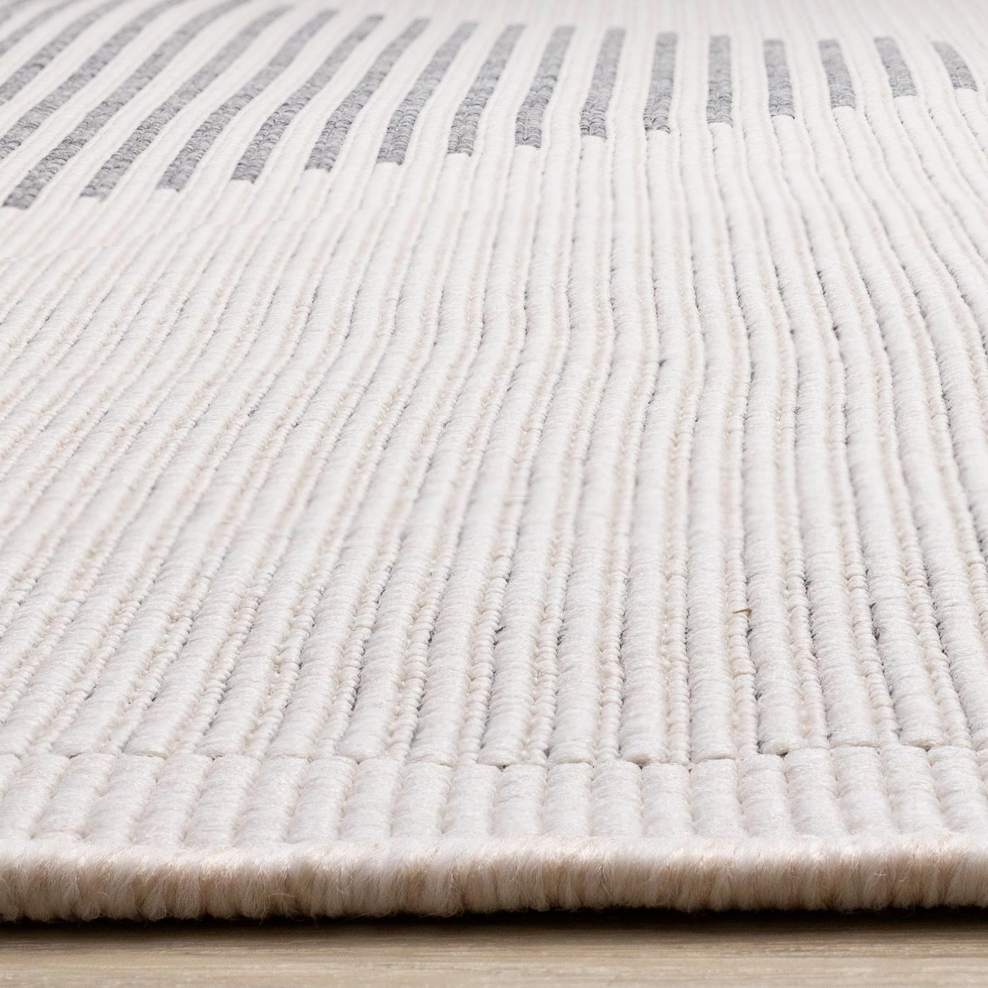 Summer Breeze 6'7" x 9'6" Outdoor Diamond Rug - White, Grey