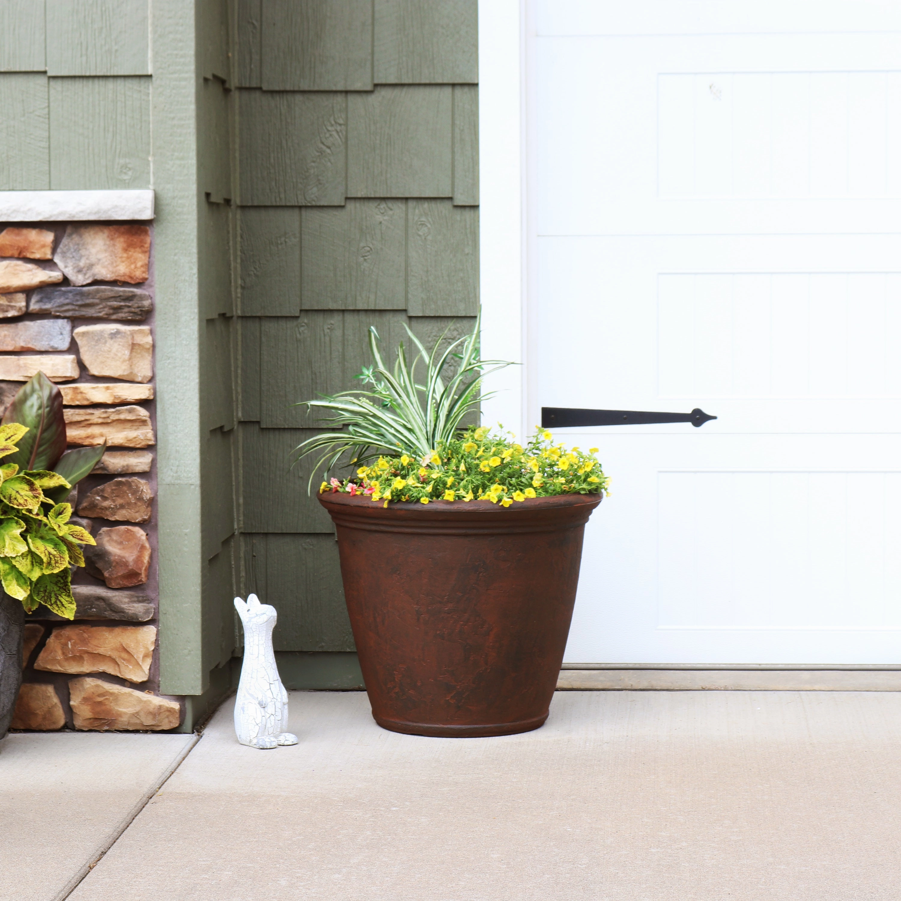 Sunnydaze Anjelica Polyresin Outdoor Flowerpot Planter