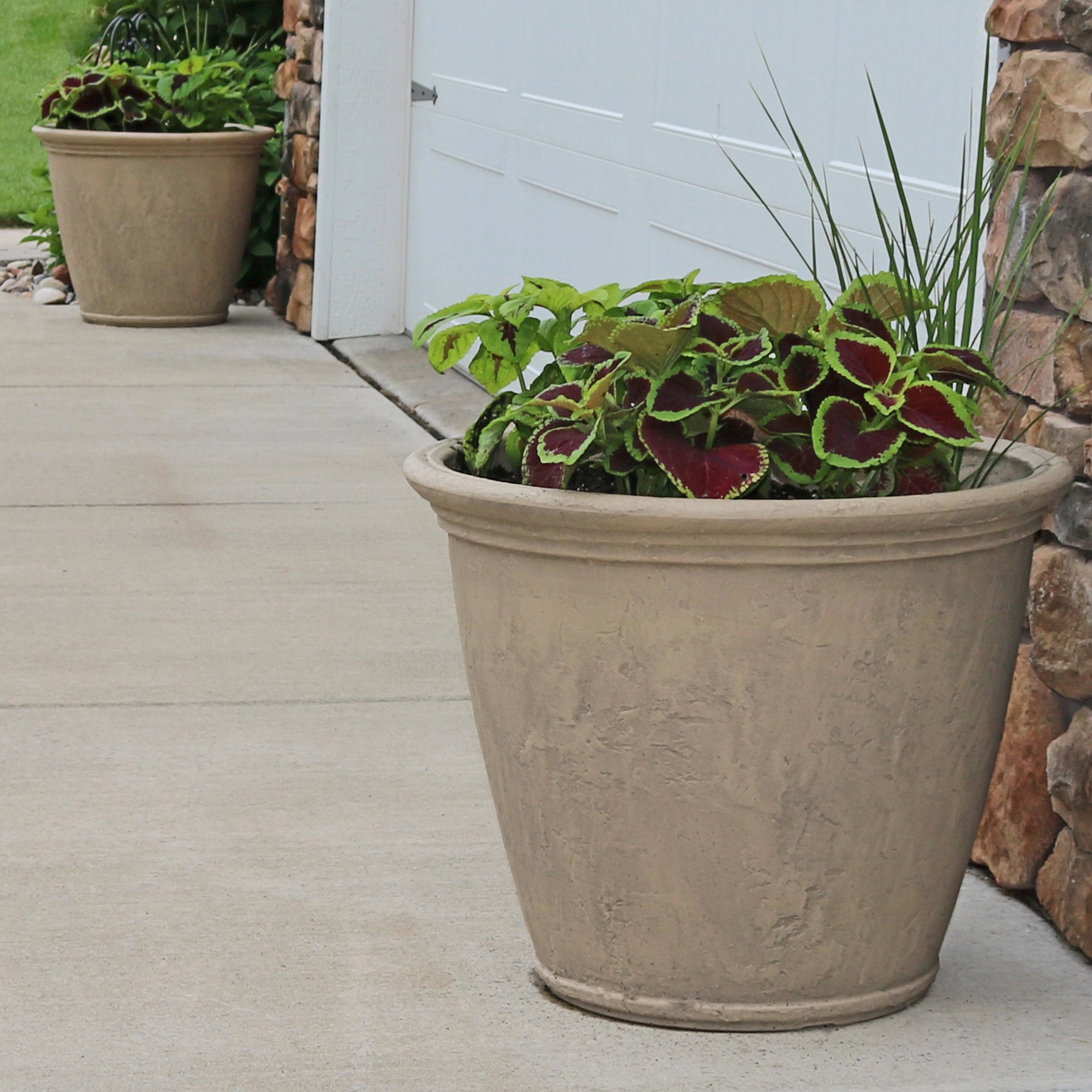 Sunnydaze Anjelica Polyresin Outdoor Flowerpot Planter