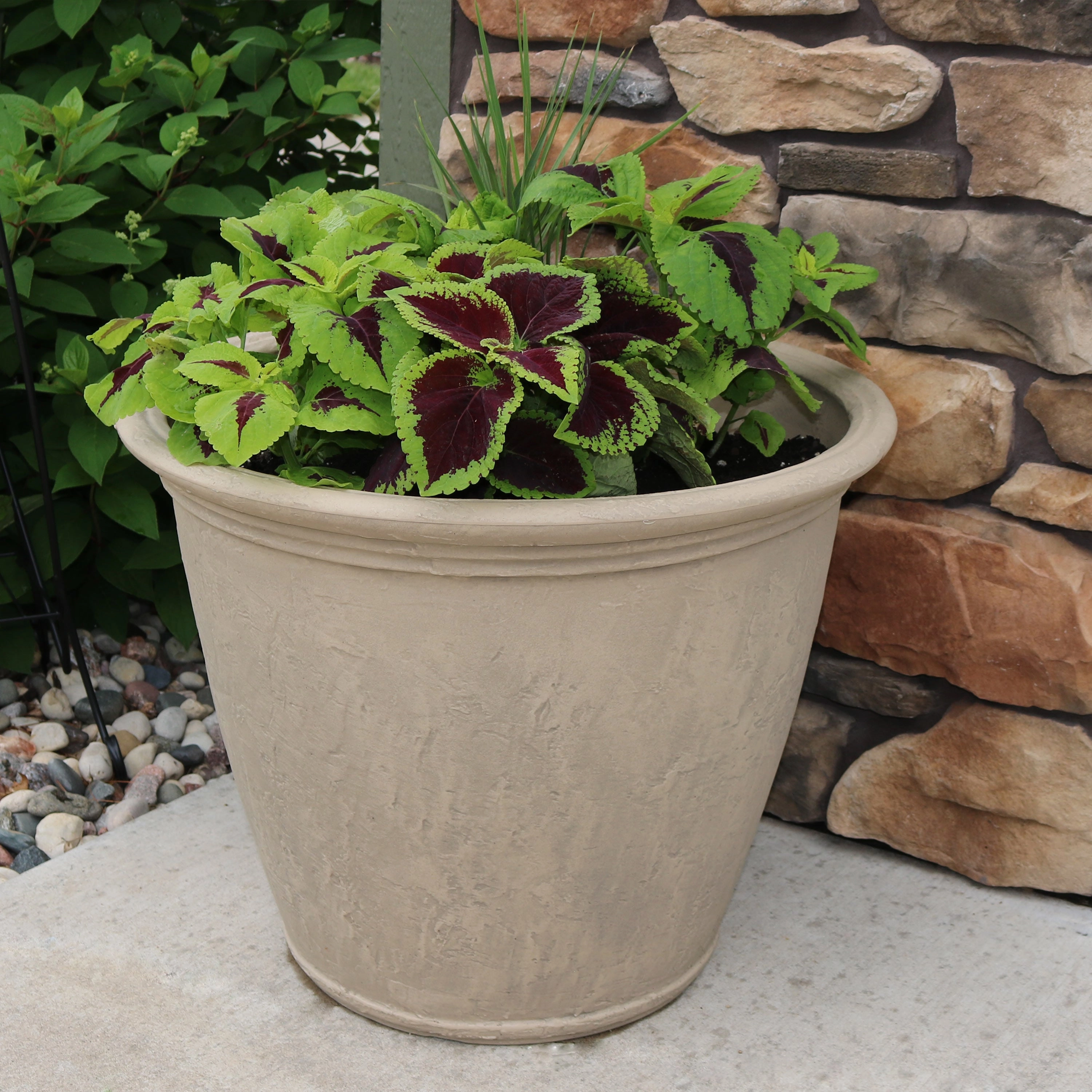 Sunnydaze Anjelica Polyresin Outdoor Flowerpot Planter