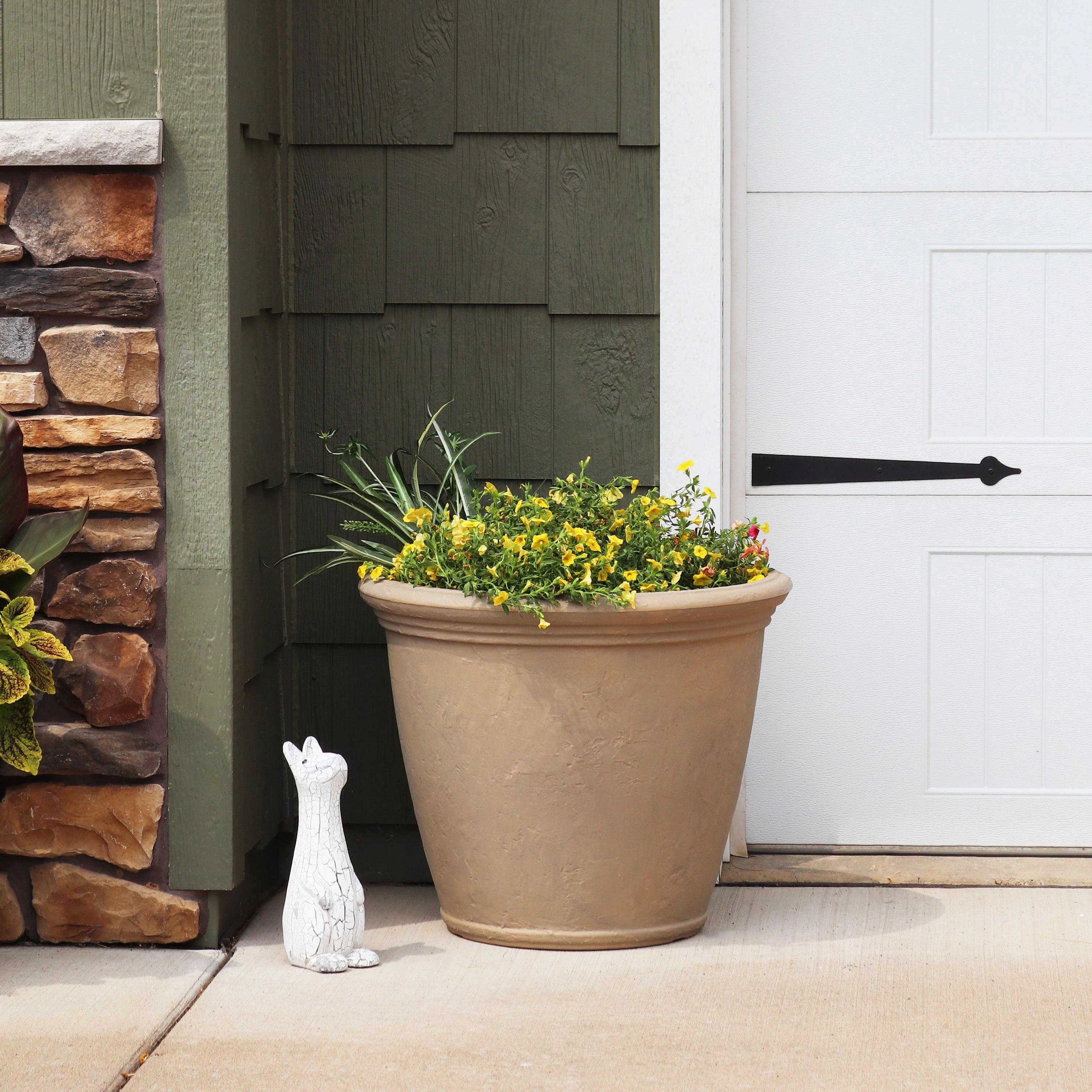 Sunnydaze Anjelica Polyresin Outdoor Flowerpot Planter