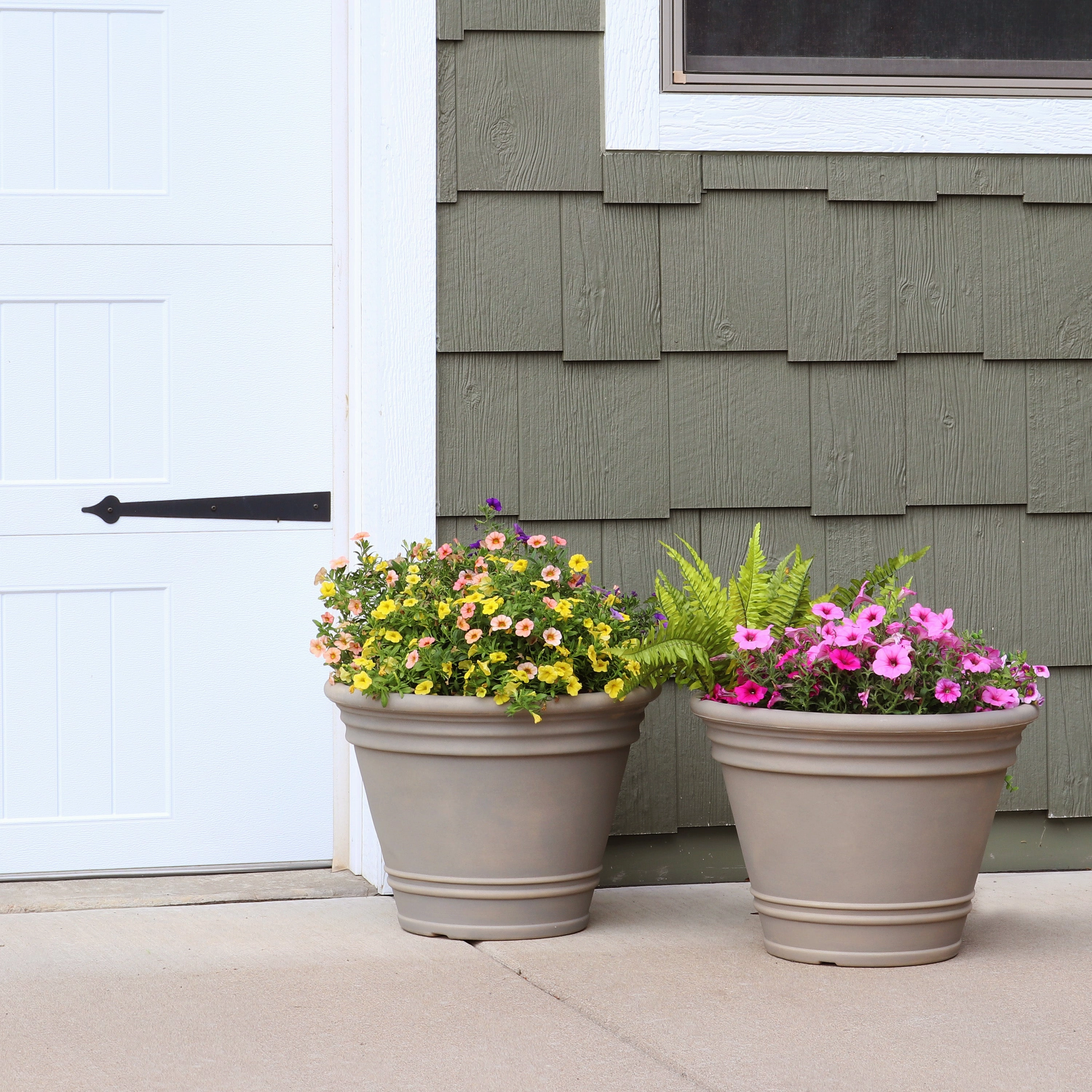 Sunnydaze Franklin Polyresin Outdoor Flowerpot Planter