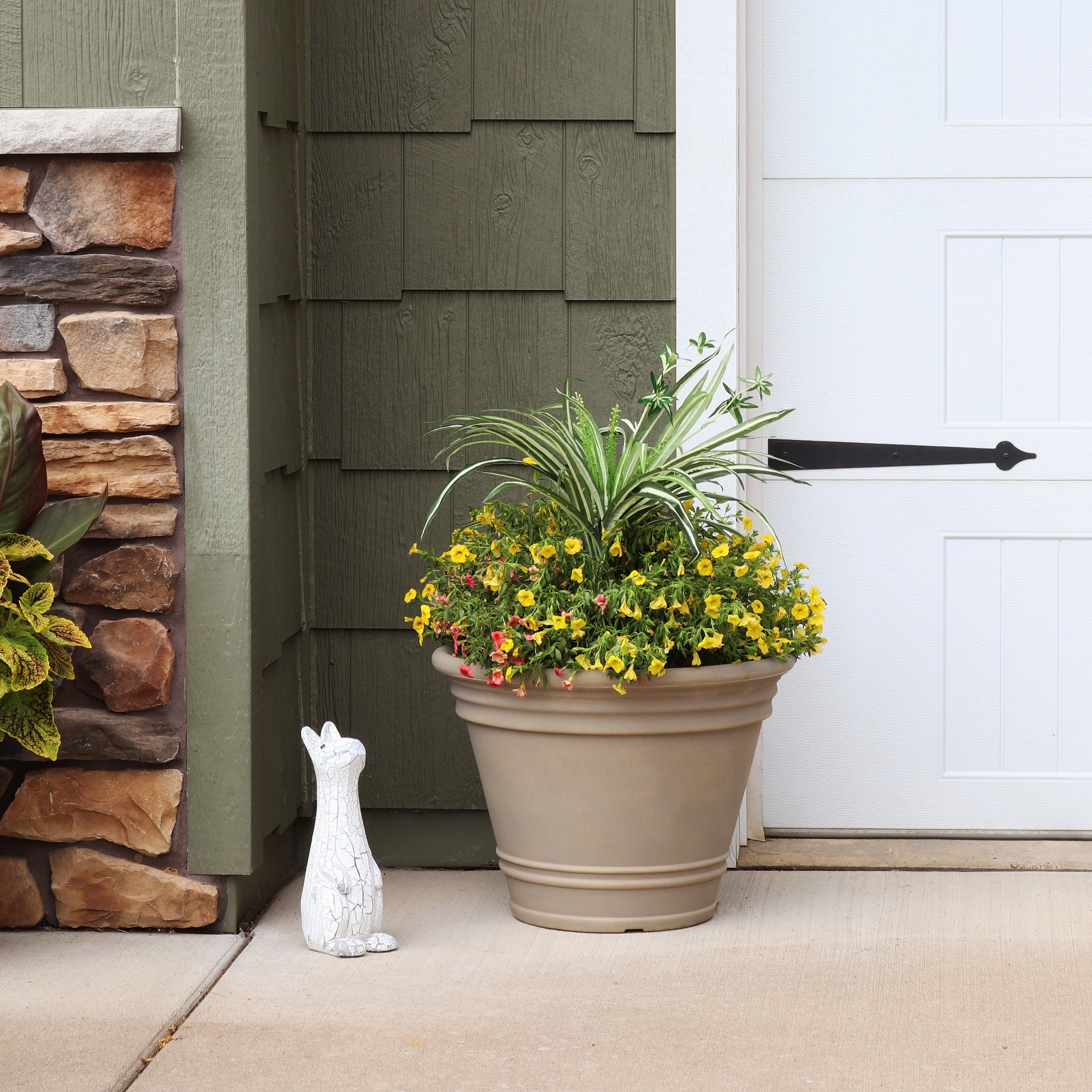 Sunnydaze Franklin Polyresin Outdoor Flowerpot Planter